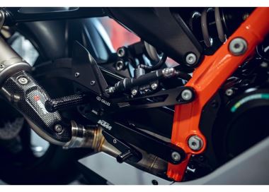 KTM FACTORY FOOTPEG SYSTEM (1)
